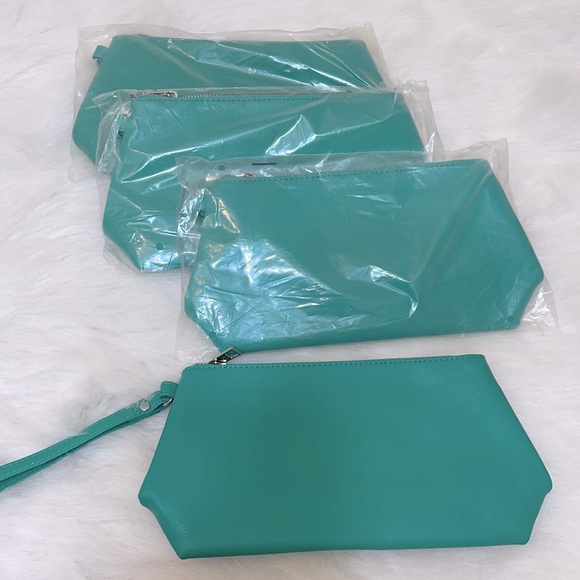 BRAND NEW MAKEUP BAG/WRISTLET - Picture 2 of 5